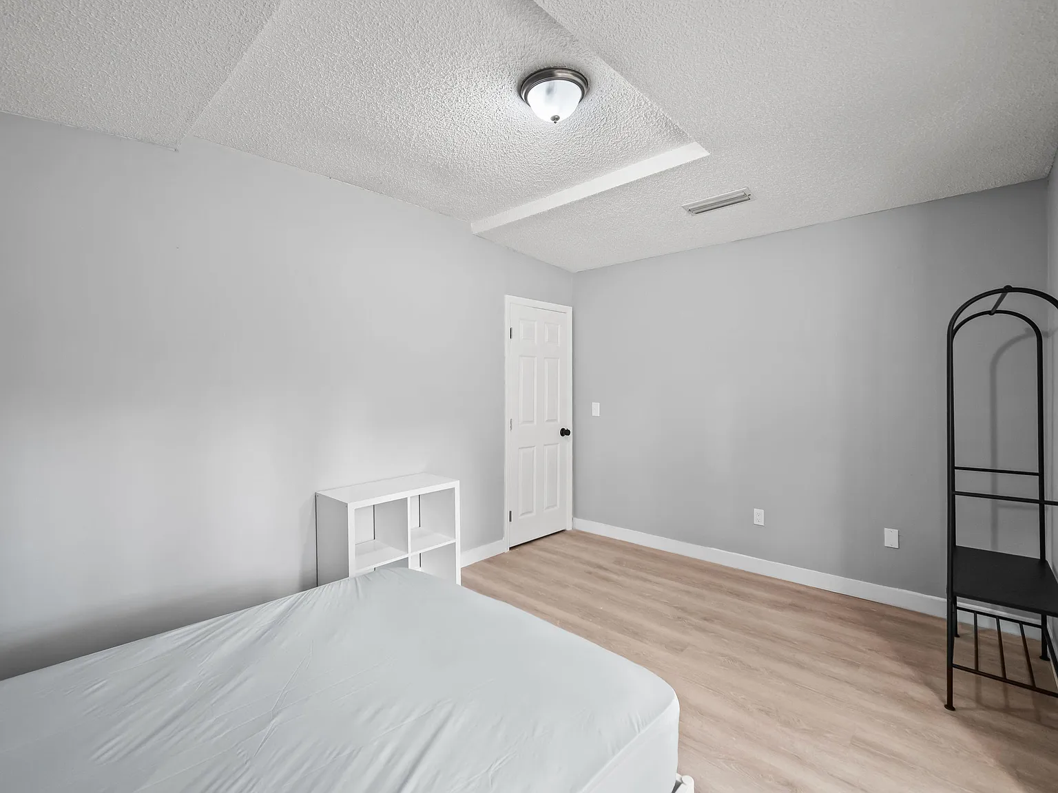4 bed, 2.0 bath, 2222 sqft, $685 — Photo 2