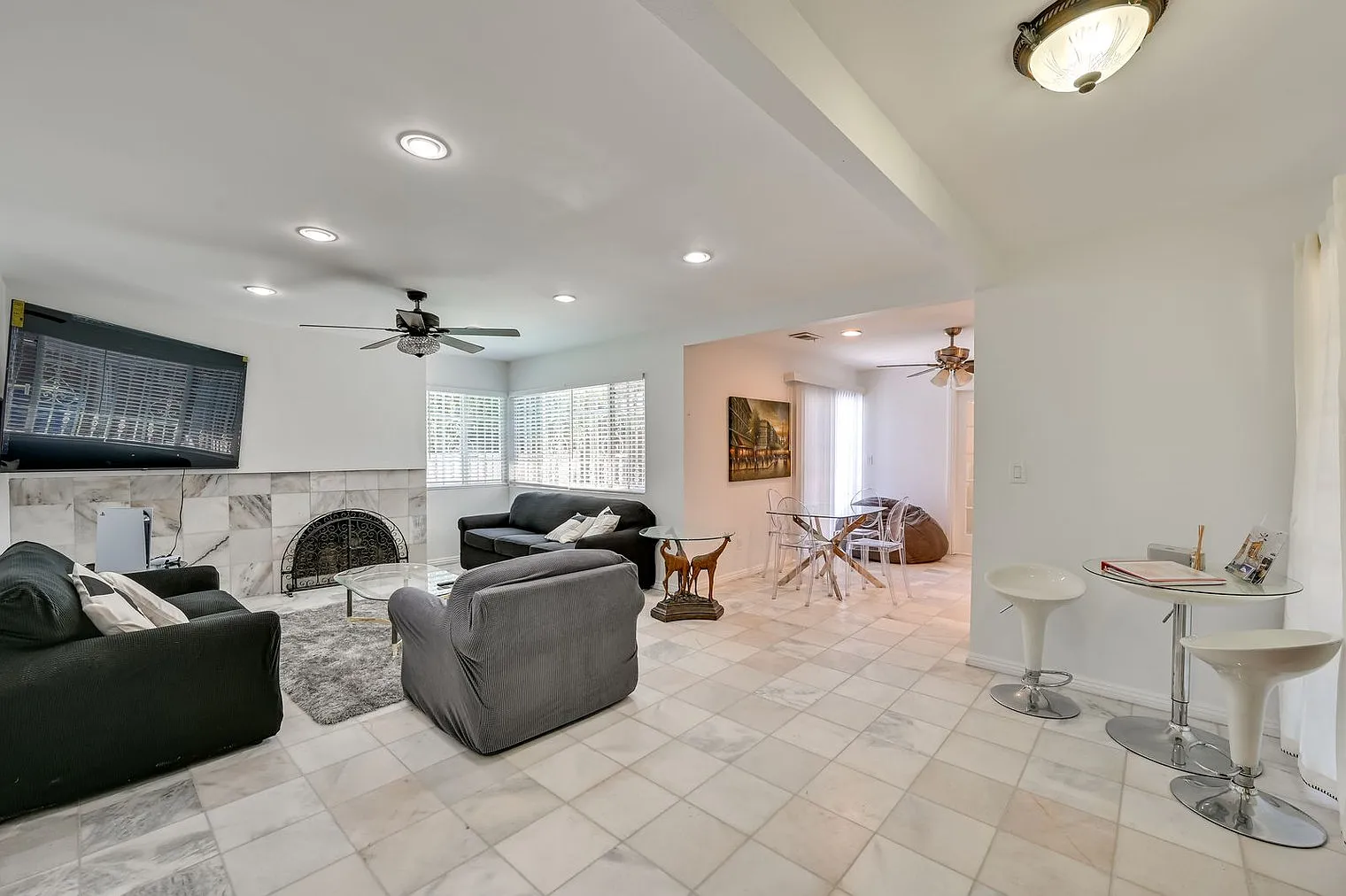 3 bed, 2.0 bath, 1291 sqft, $8,128 — Photo 3