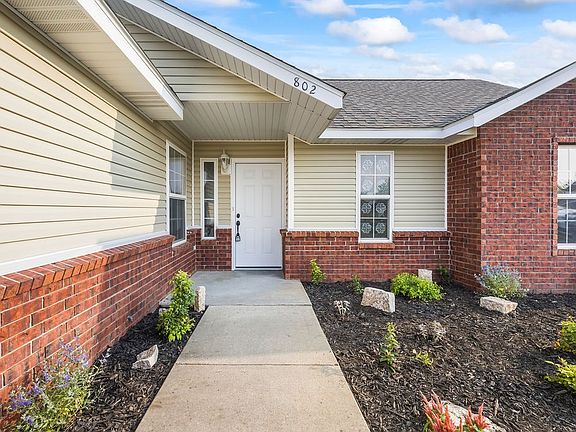 4th image of 802 Amanda Dr