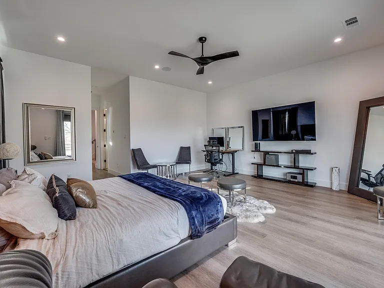 2308 Douglas Ave — Photo 10