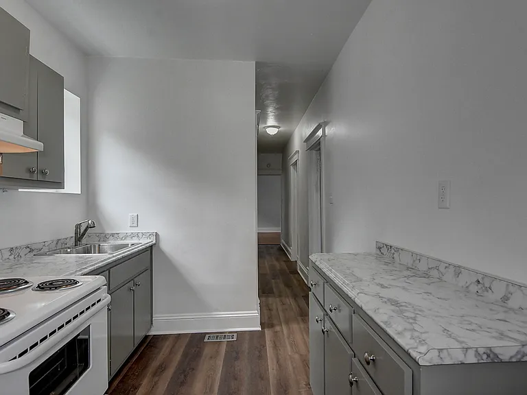 305 W 36th St — Photo 15