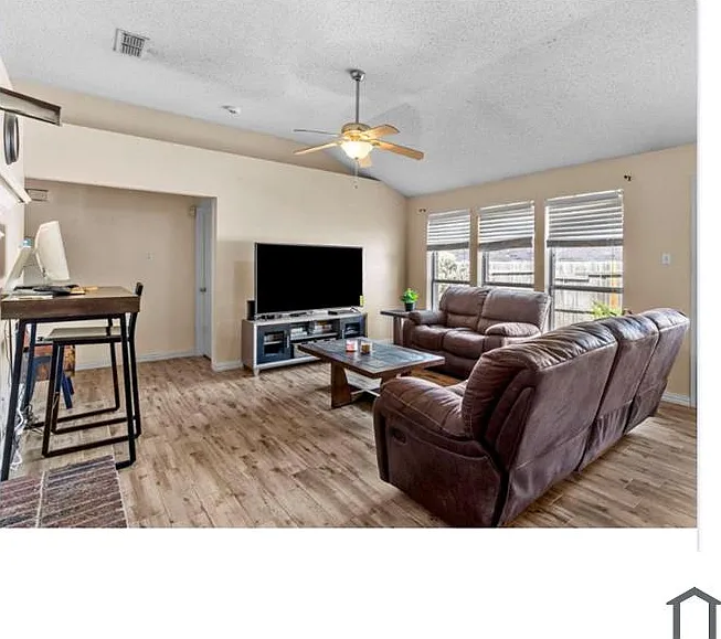 3 bed, 1318 sqft, $2,500 — Photo 2