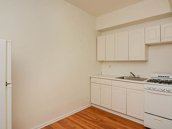 3rd image of 540 W Wellington Ave APT 2