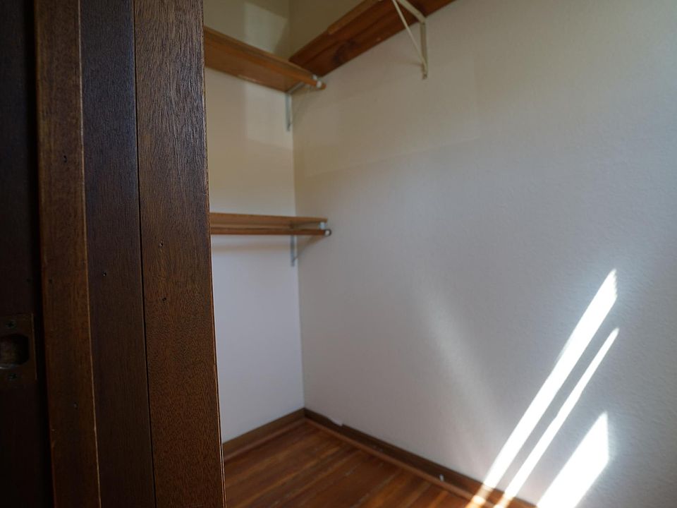 WALKIN CLOSET