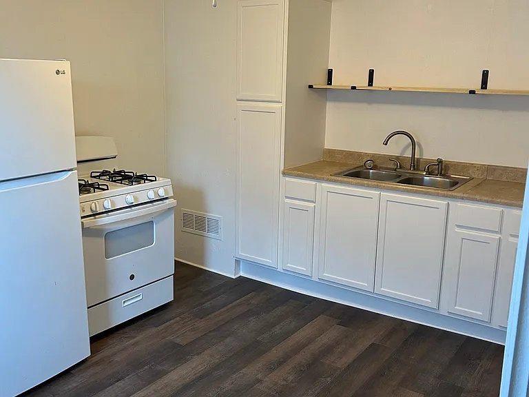 610 E 5th St #2 — Photo 3