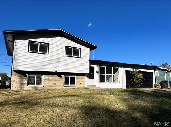 12 Trinity Ln, Florissant, MO 63031