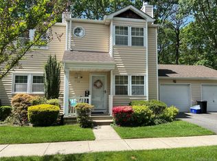 17 Stone Cmns, Yaphank, NY 11980