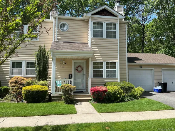 17 Stone Commons, Yaphank, NY 11980