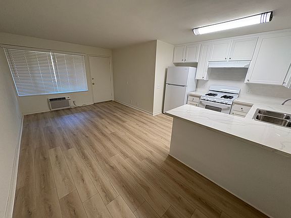 3rd image of 2720 W Victory Blvd #G