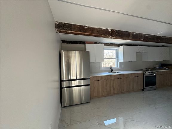 5th image of 1445 Burlingham Rd