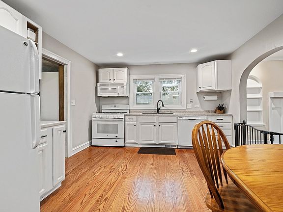 3rd image of 1021 10th Ave