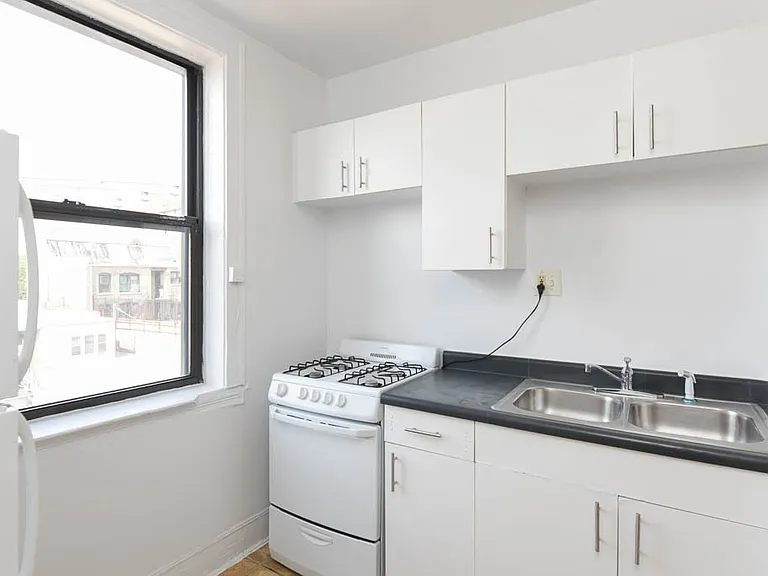 2334.5 N Spaulding Ave #B4 — Photo 3