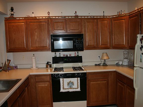 LGE KIT W/AMPLE CABINETS & COUNTER SPACE