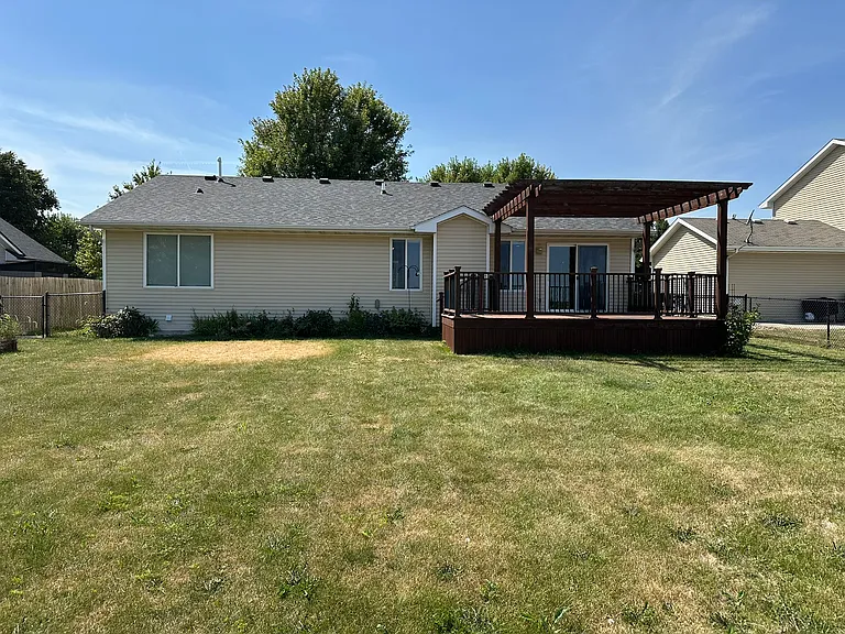585 SE Crabapple Dr — Photo 22
