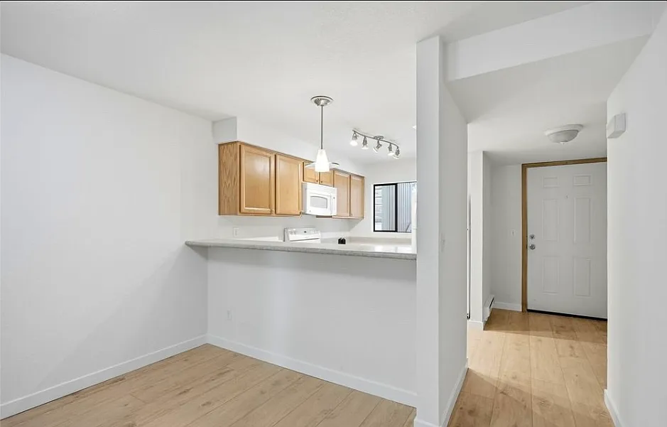 2 bed, 871 sqft, $1,800 — Photo 3