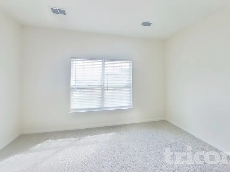 1933 Belmont Ln — Photo 7