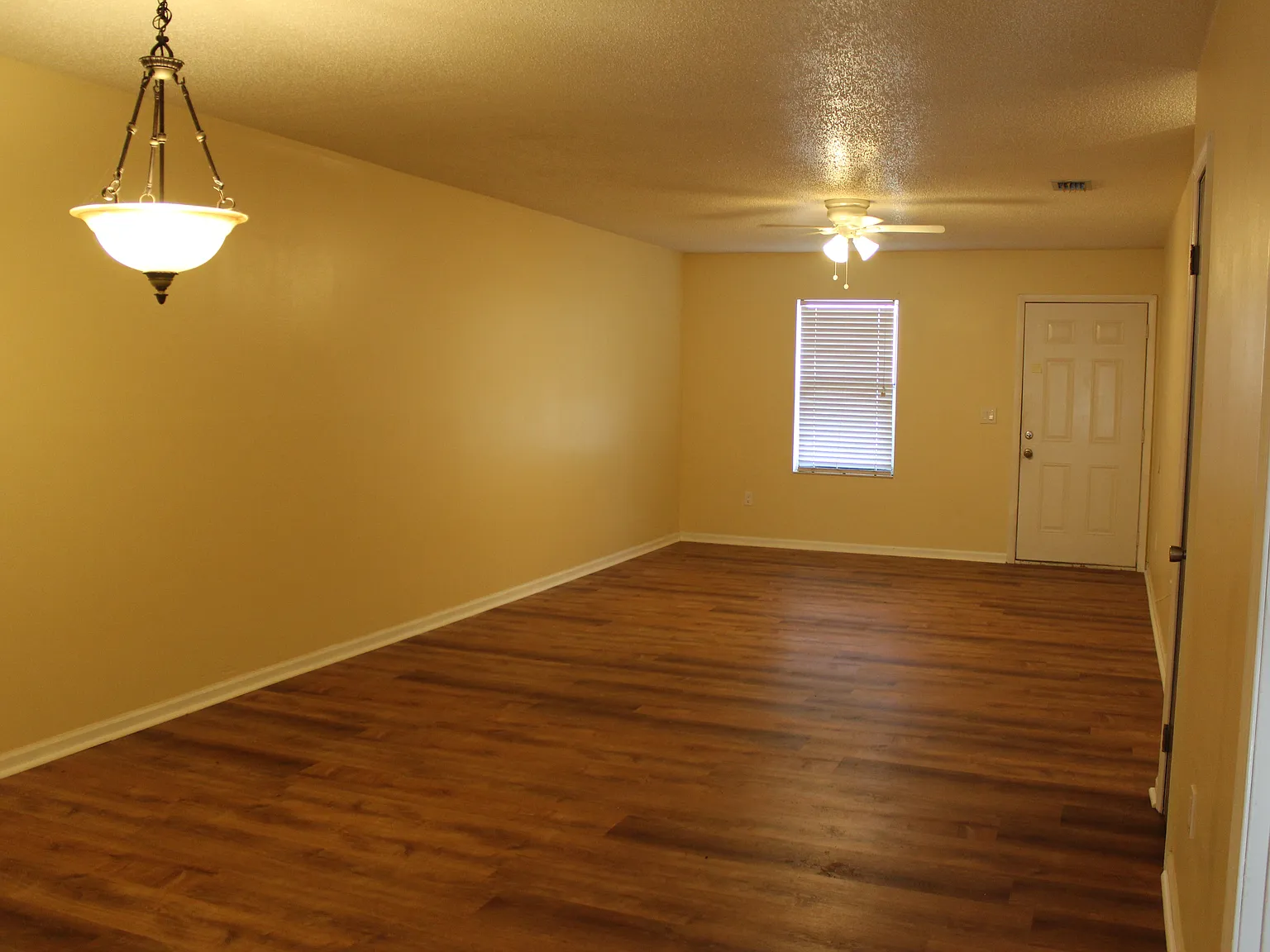 2 bed, 1025 sqft, $1,350 — Photo 2