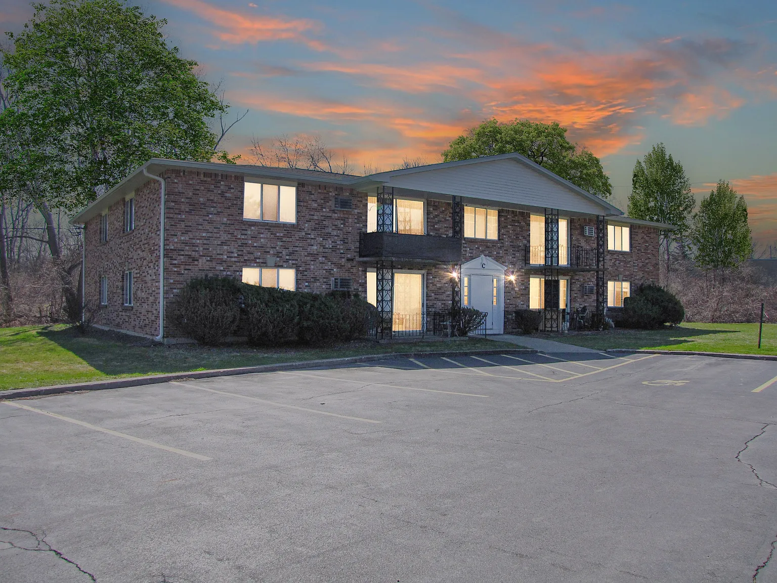 Colonial Court Apartments — Photo 3