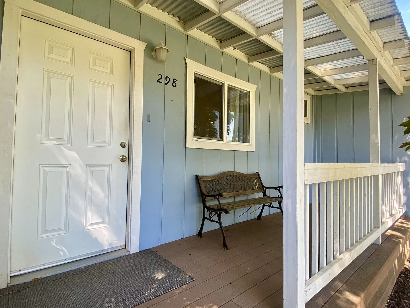 2 bedroom house with beautiful backyard! — Photo 2