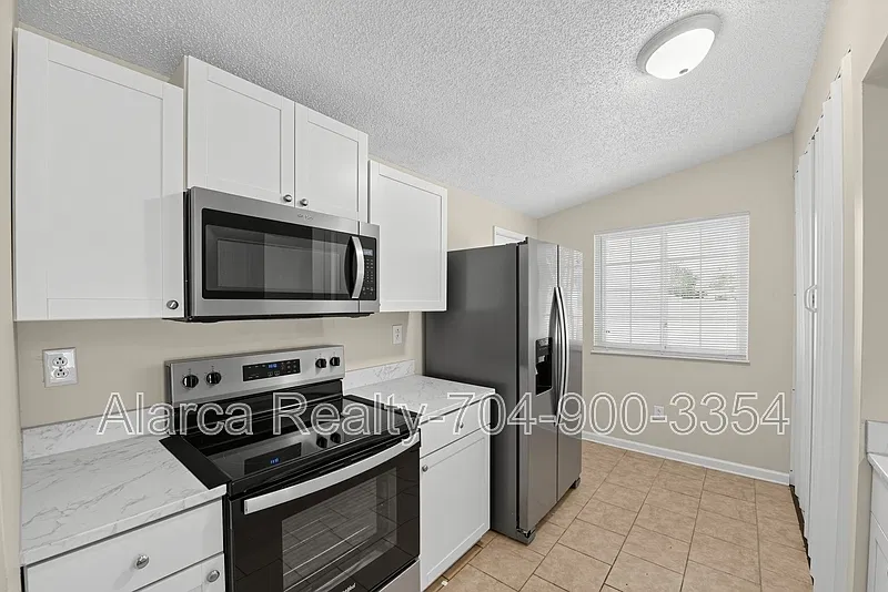 3 bed, 1120 sqft, $1,695 — Photo 3