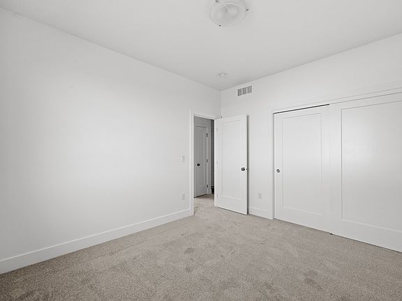 5th image of 300 Creekside Dr SW