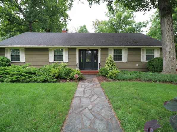 2016 Faculty Dr, Winston Salem, NC 27106