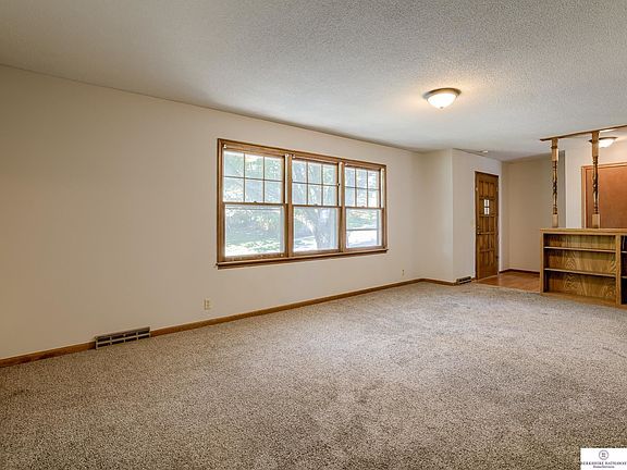 3rd image of 9512 N St
