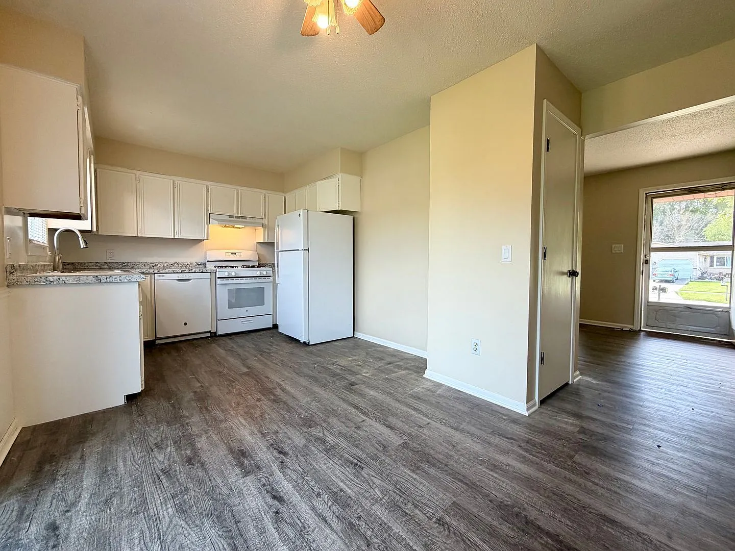 2 bed, 1.5 bath, 918 sqft, $1,595 — Photo 4