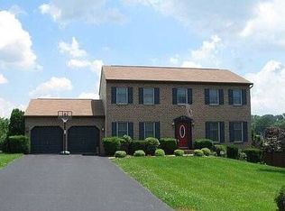 3827 Starview Dr, York, PA 17402