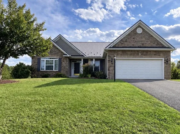 40 Willie Mayes Ct, Berkeley Springs, WV 25411