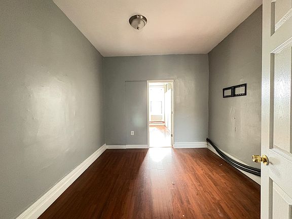 4th image of 8 Saint Pauls Ave #4L
