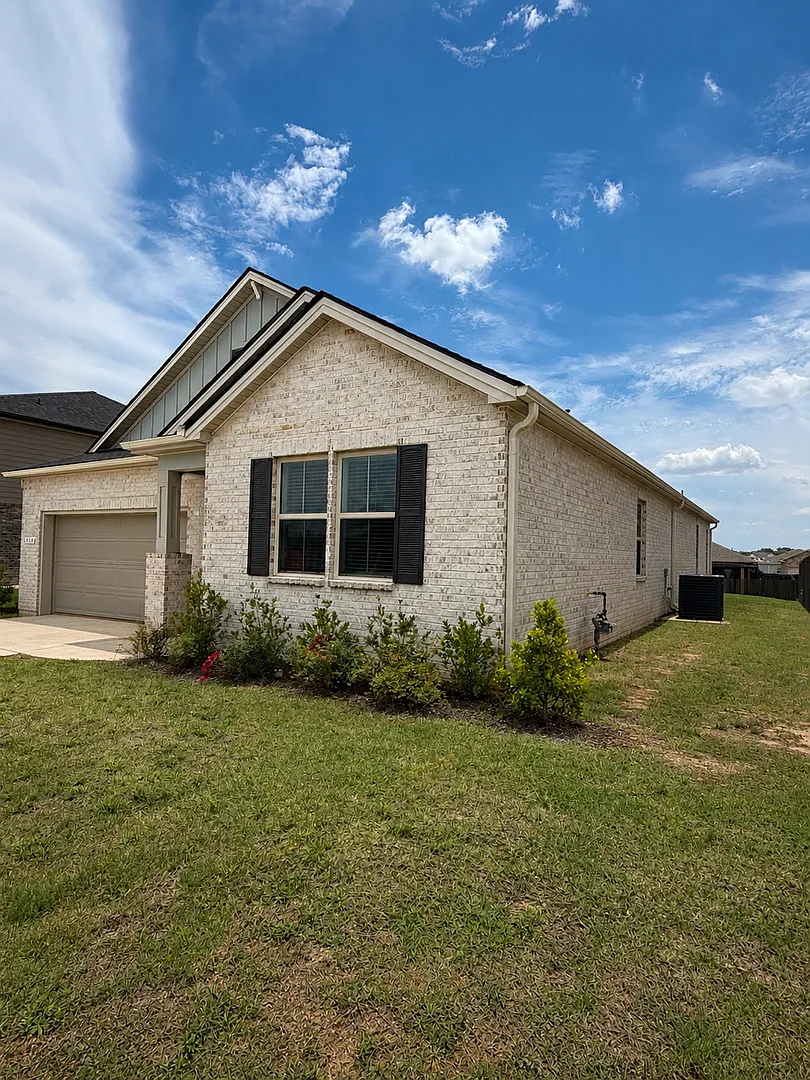 Beautiful 3 Bedroom Home in Grand Hollow with Resort-Style Amenities! — Photo 1