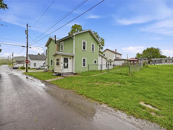 3rd image of 3995 Maple St