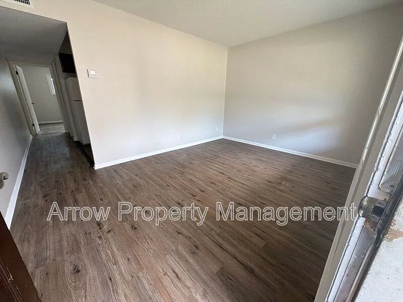 Building Photo - 650 E 12th St #A103