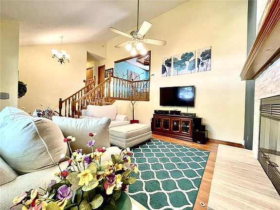 2nd image of 1203 Huntington Ln
