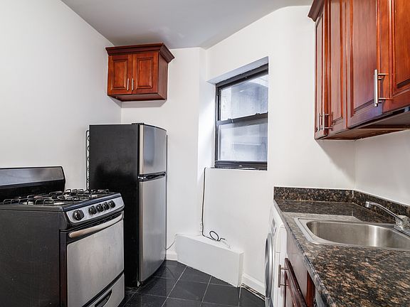 3rd image of 310 W 49th St #A3d