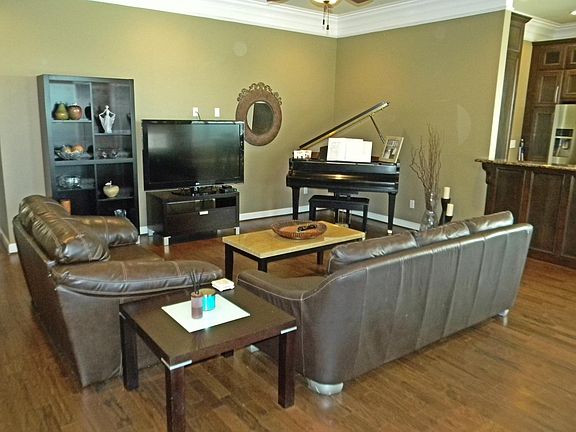 4th image of 34 Village Ct