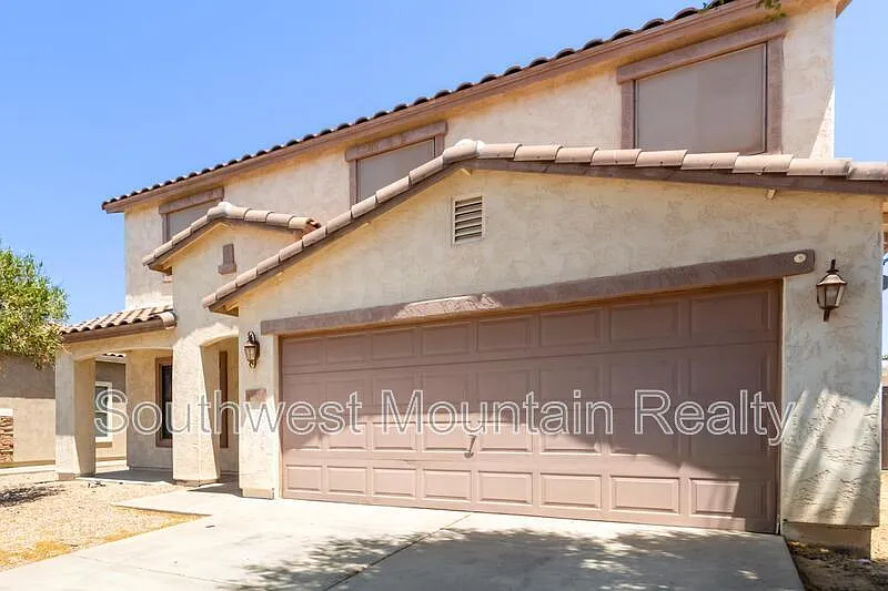 4 bed, 2.5 bath, 1943 sqft, $1,795 — Photo 4