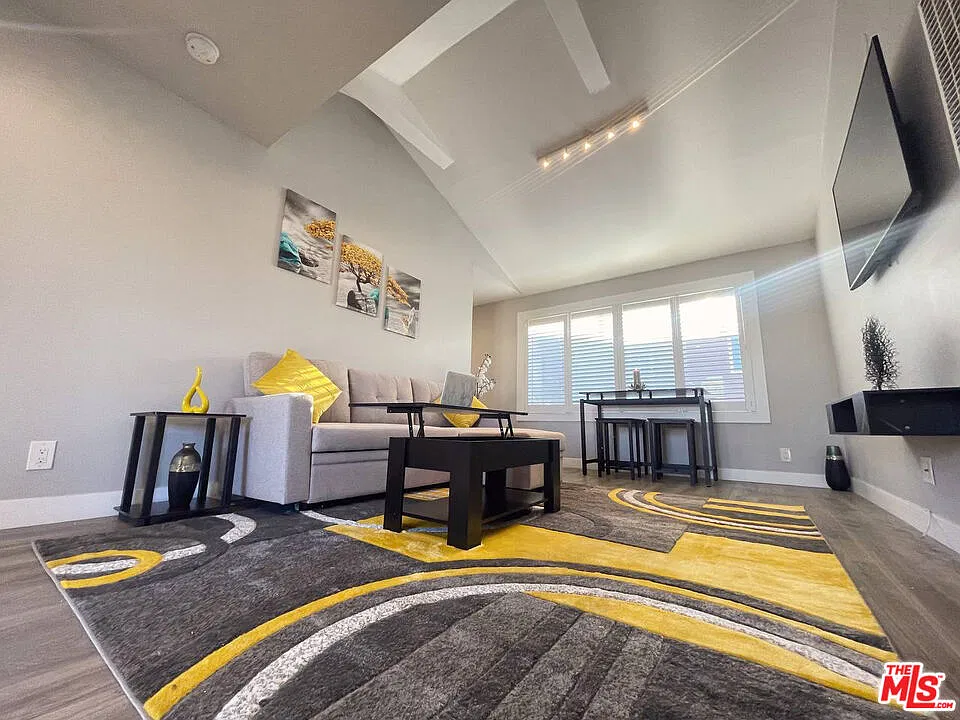 1 bed, 1.0 bath, 1000 sqft, $3,900 — Photo 2