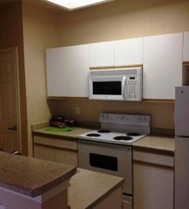 Kitchen with many cabnets