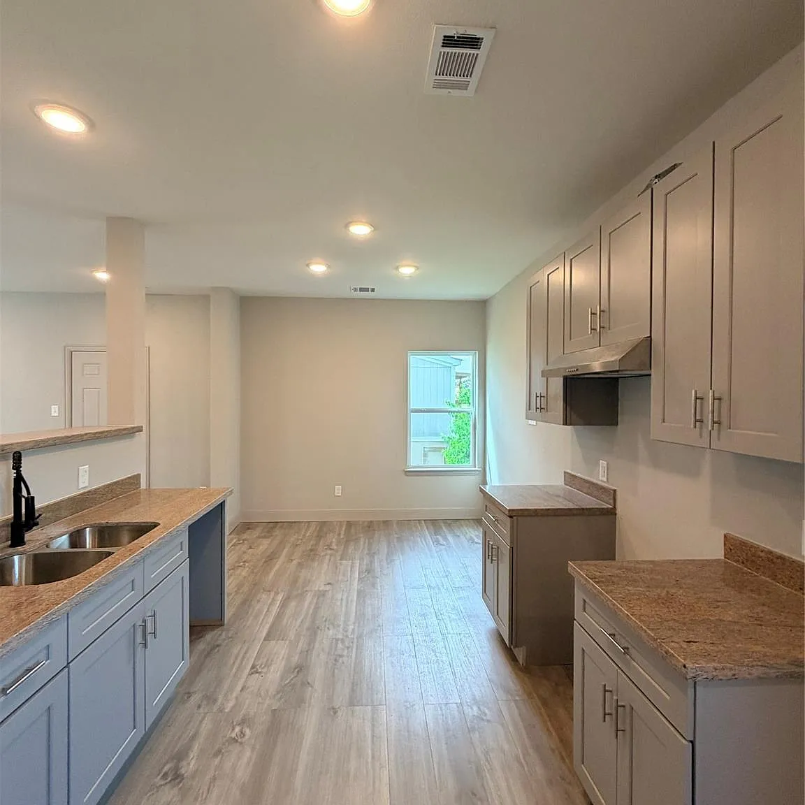 3 bed, 2.5 bath, 1724 sqft, $1,795 — Photo 4