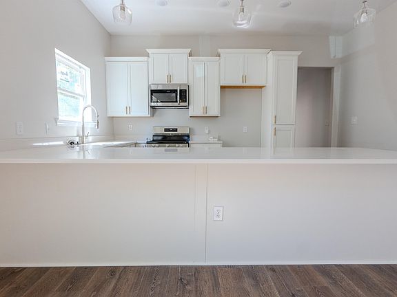 5th image of 883 N Watkins St
