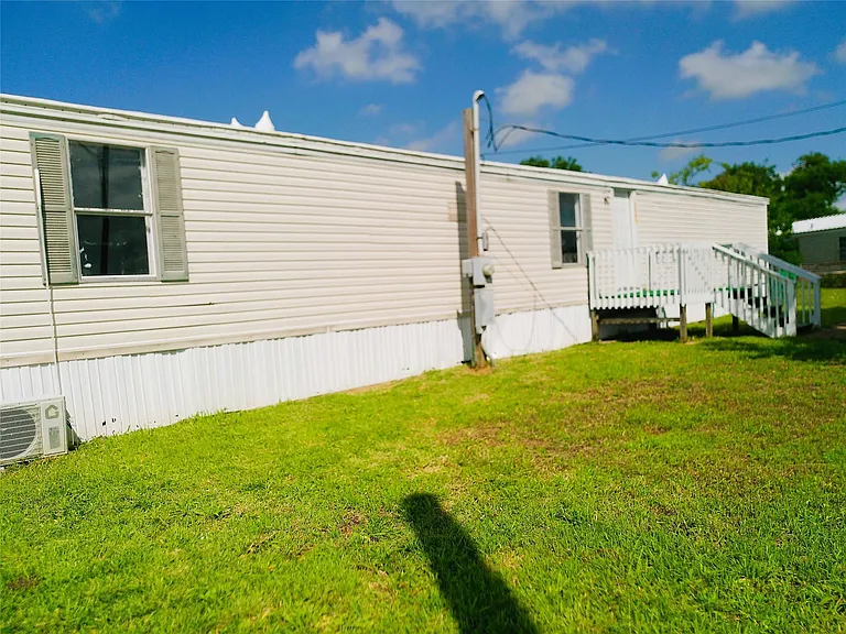 2501 McDonald Rd — Photo 1
