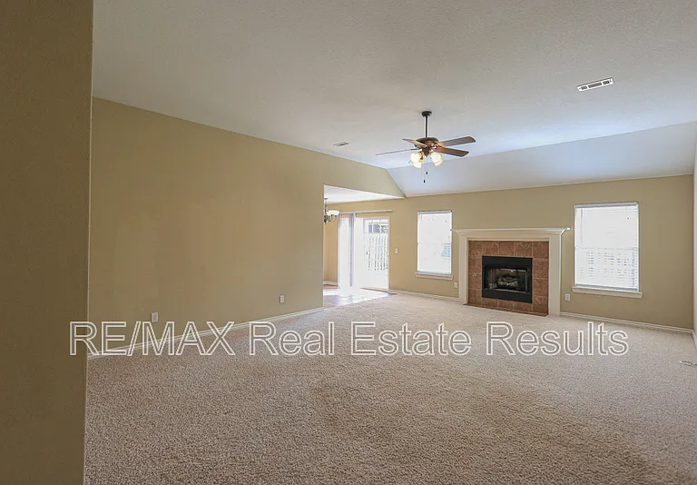6303 S 37th St — Photo 8