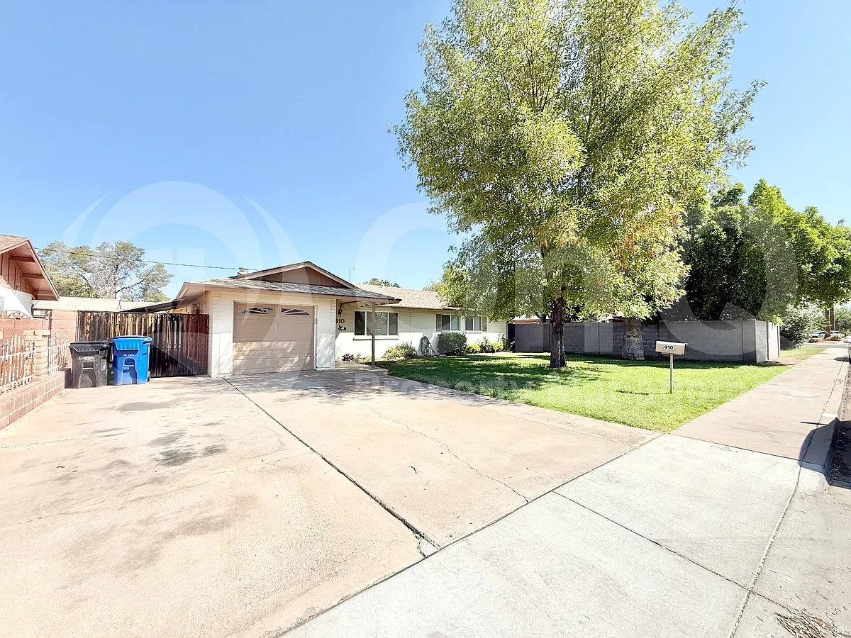 4 bed, 2.0 bath, 2081 sqft, $2,299 — Photo 2