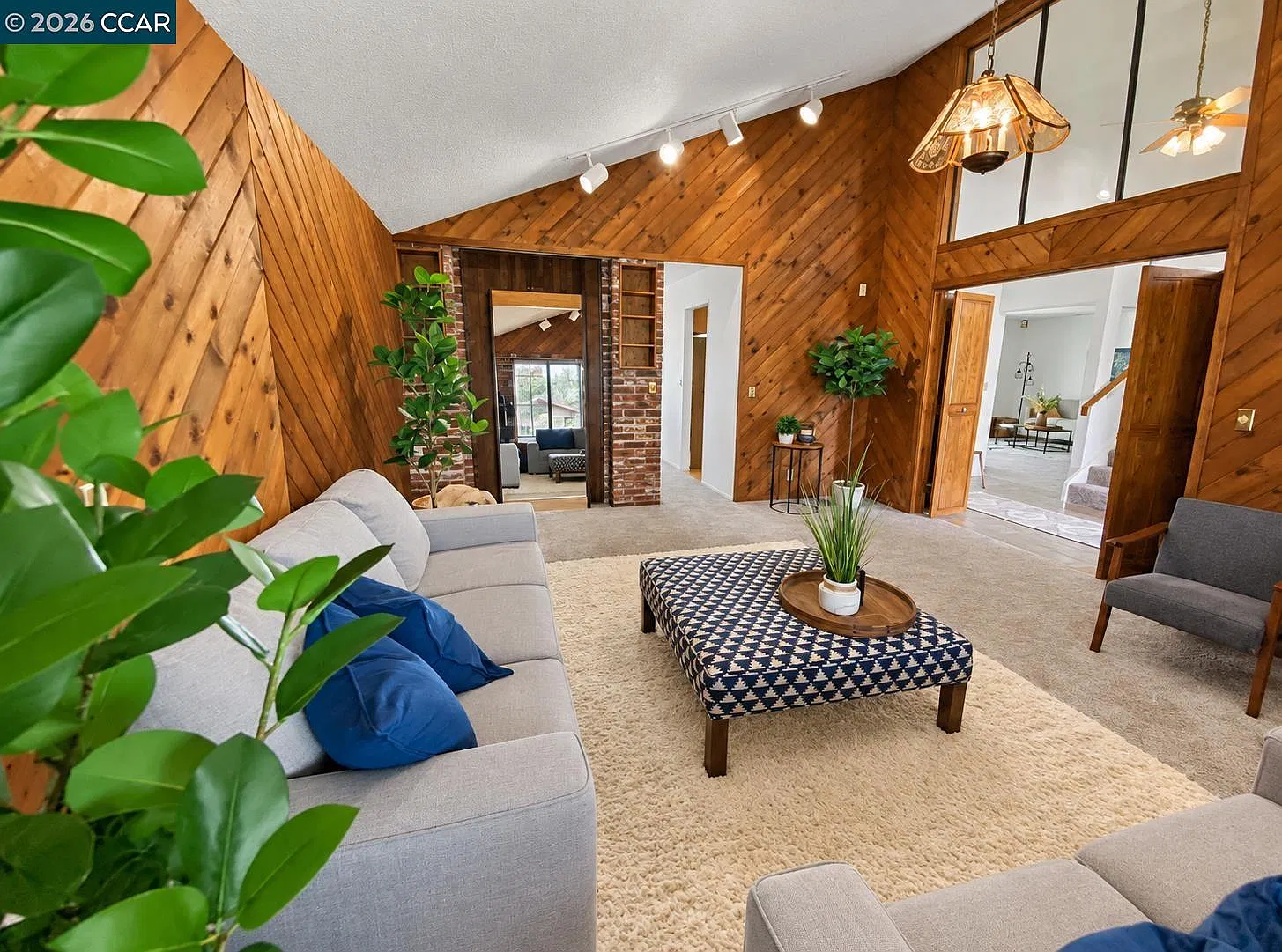 4 bed, 2328 sqft, $4,900 — Photo 3