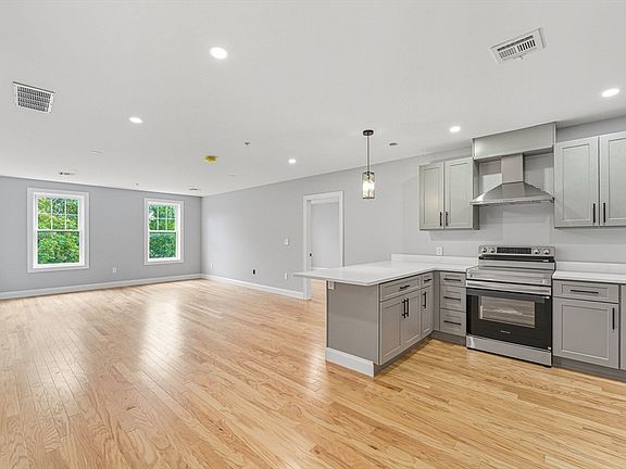 5th image of 585 Washington St