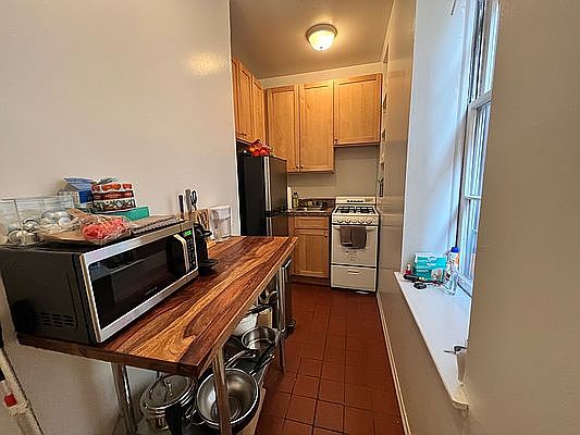 3rd image of 206 E 17th St APT 1A