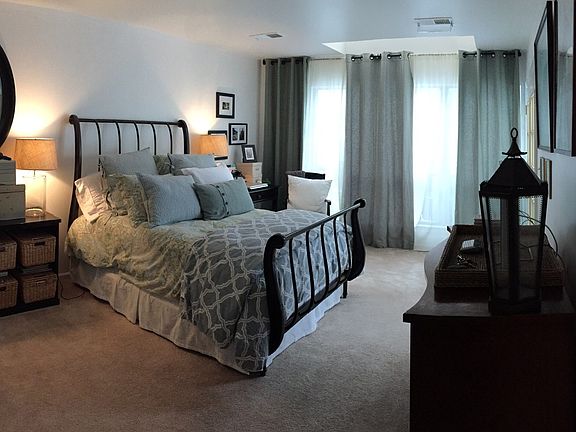 Huge master bedroom, with large walk in closet equipped sky