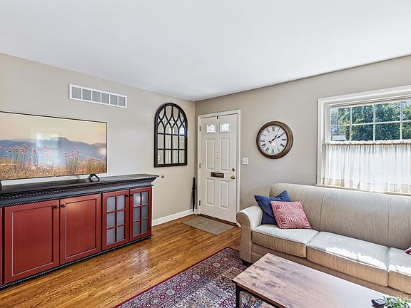 5th image of 7 Creekwood Sq